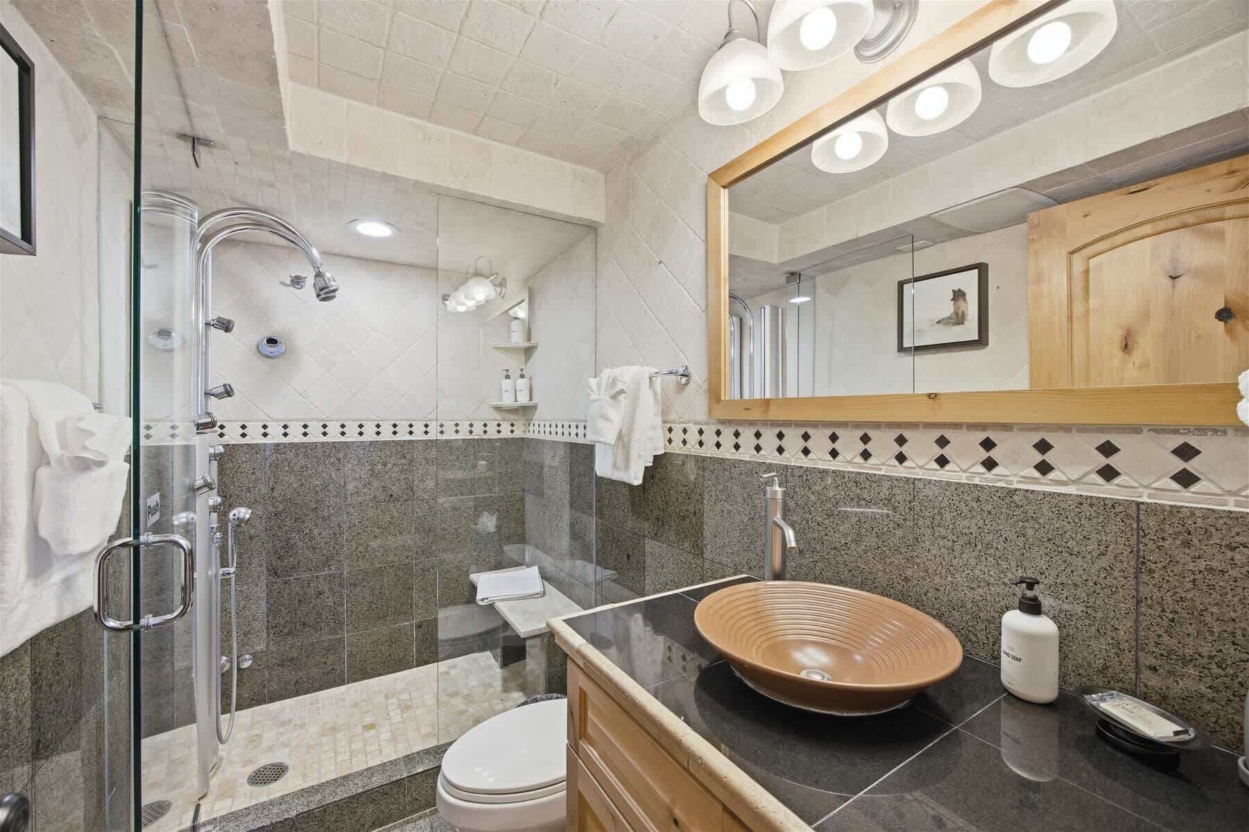 Douche, sèche-cheveux, serviettes fournies