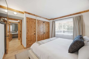 2 bedrooms, desk, iron/ironing board, travel cot - Golden Triangle Luxury | Walk to Gondola One (Vail)