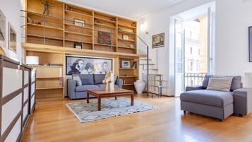 Smart TV, libri, biblioteca musicale, videoteca