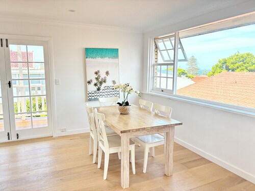 *New Collaroy 3 B/R Northern Beaches Spacious & Renovated Beach Getaway Collaroy