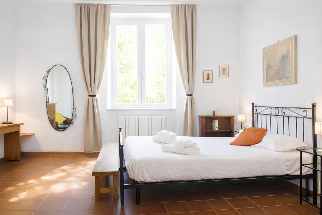 3 slaapkamers, een bureau, een strijkplank/strijkijzer, reisbedje