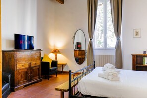 2 habitaciones, escritorio y tabla de planchar con plancha 