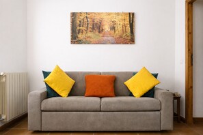 Smart TV, books, music library, video library - Elegantis.it Trastevere Comfortable Apartment in the Heart of Historic City (Roma)