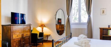 3 makuuhuonetta, työpöytä, silitysrauta/-lauta, vauvan matkasänky