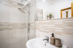Regadera, secadora de cabello, bidet, toallas 