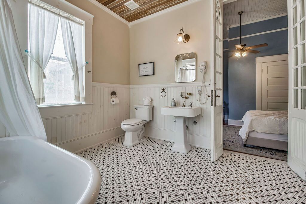 A bathroom with a toilet, sink, and bathtub.