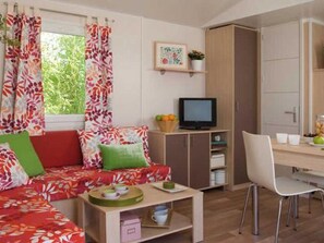 TV - Cozy mobile home in Hyères with terrace (Hyères)