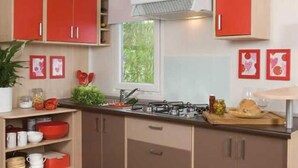 Cafetera y tetera, refrigerador y microondas 