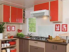 Fridge, microwave, coffee/tea maker - Cozy mobile home in Hyères with terrace (Hyères)