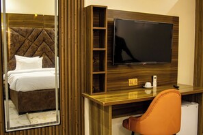 Deluxe Double Room, 1 Double Bed, Non Smoking, Air conditioning | In-room dining - Nice-mason Serene and Suites (Benin City)