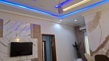 Suite, uitzicht op de stad | Dineren op de kamer