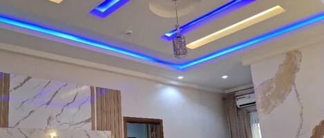 Suite, pemandangan kota | Makan di kamar