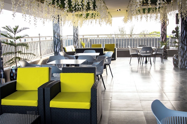 2 bars/lounges