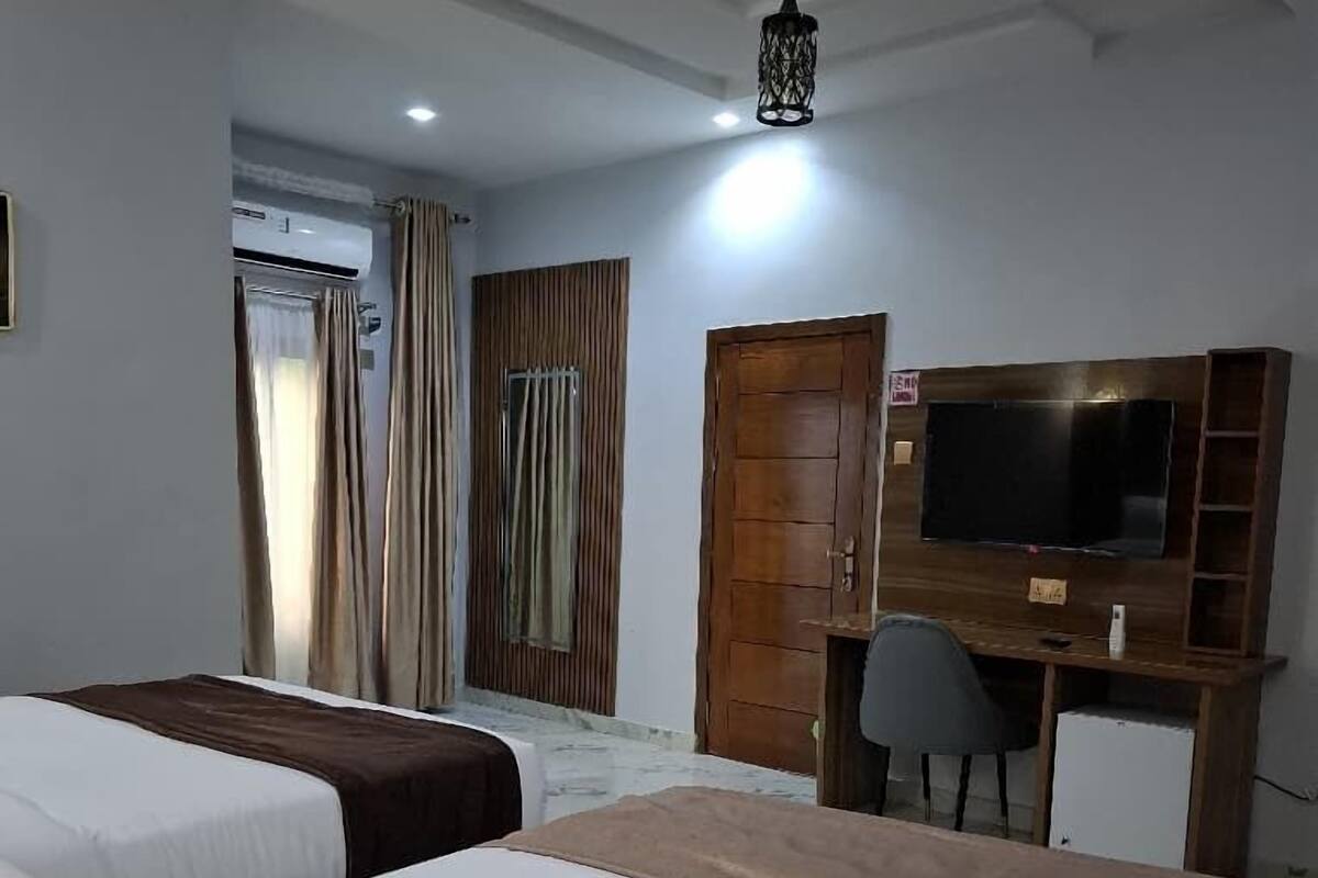 Suite, City View | Desk, laptop workspace, free WiFi