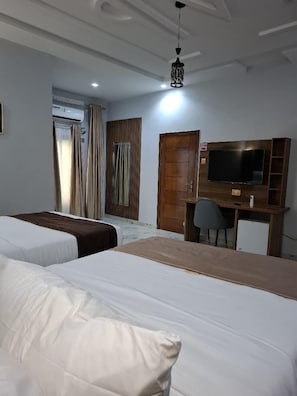 Suite, vistas a la ciudad | Escritorio, espacio para trabajar con un portátil, wifi gratis