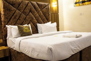 Desk, laptop workspace, free WiFi - Nice-mason Serene and Suites (Benin City)