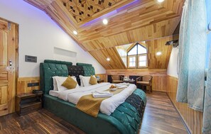 Un dormitorio con una cama grande, techo de madera y una ventana.