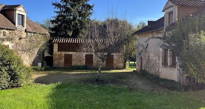 Périgord Cottage with Garden, WIFI & Pets Welcome