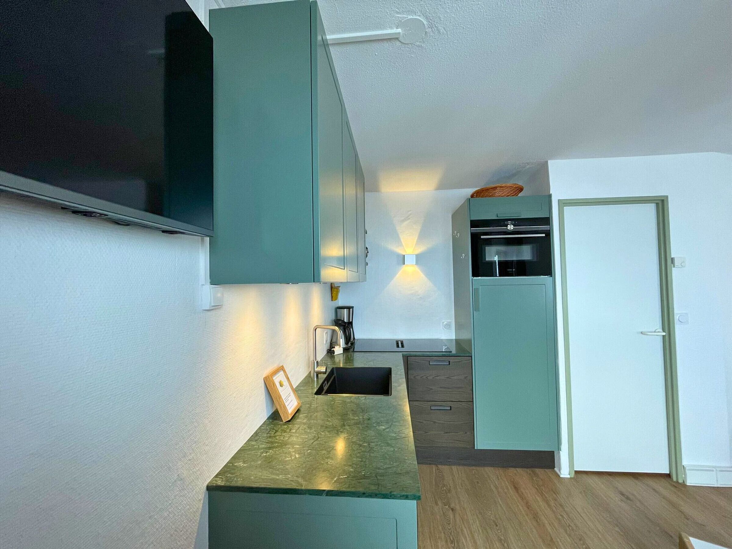 Kjøleskap, mikrobølgeovn, oppvaskmaskin og kaffetrakter/tekoker