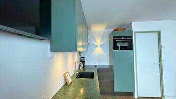 Kjøleskap, mikrobølgeovn, oppvaskmaskin og kaffetrakter/tekoker