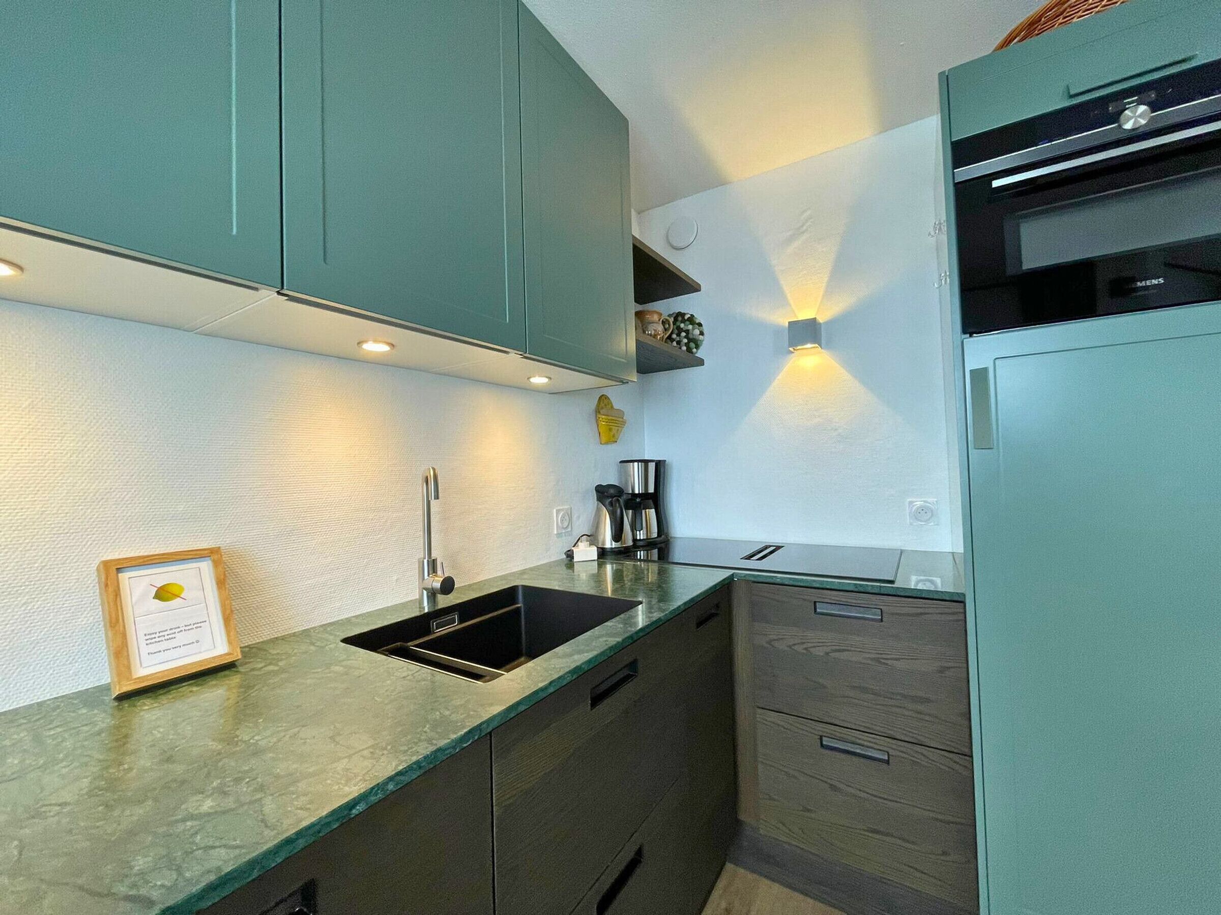 Réfrigérateur, micro-ondes, lave-vaisselle, cafetière/bouilloire