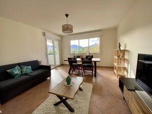 TV - Apartment in Cambo-les-Bains, terrace and 3 beds (Cambo-les-Bains)