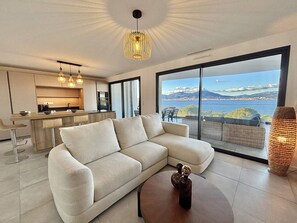 TV - Porticcio: 3-Room Apartment with Sea View, Parking, 4 Pax (Porticcio)