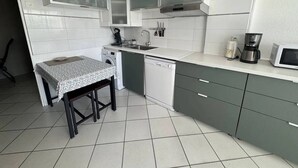 Wasserkocher mit Kaffee-/Teezubehör, Kühlschrank, Mikrowelle, Ofen