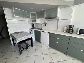 Fridge, microwave, oven, dishwasher - Apartment in Cap d'Agde - Terrace + Pool - 4 pers. (Cap d'Agde)