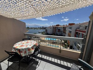 Outdoor dining - Apartment in Cap d'Agde - Terrace + Pool - 4 pers. (Cap d'Agde)