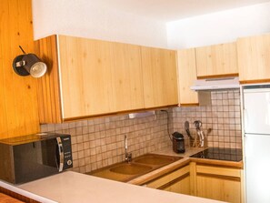 Kylskåp, mikrovågsugn, spishäll och diskmaskin