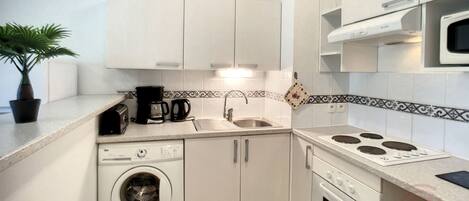 Kjøleskap, mikrobølgeovn, ovn og kokeplater