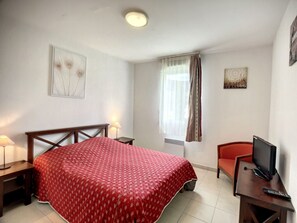 1 bedroom, free WiFi - Comfortable F2 with Terrace & Pets Allowed (Lamalou-les-Bains)