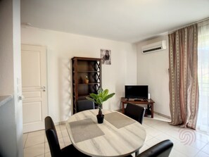 Dining - Comfortable F2 with Terrace & Pets Allowed (Lamalou-les-Bains)