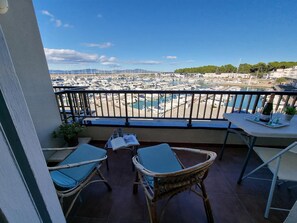 Outdoor dining - Cozy apartment in L'Escala with terrace near the beach (L'Escala)