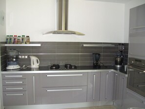 Frigorífico, microondas, horno y placa de cocina