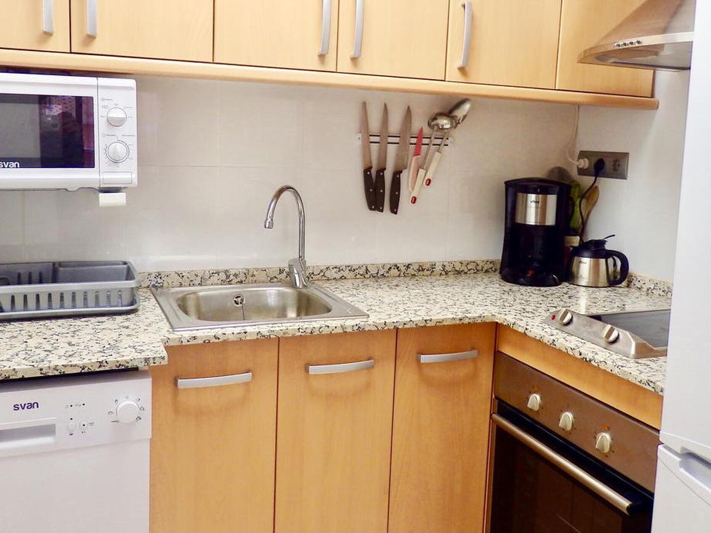 Microondas, horno, placa de cocina y lavavajillas