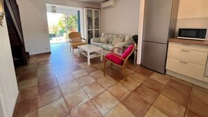 A compact living space with a kitchen, a dining area, and a seating area with a sofa and chairs. - Charming air-conditioned house with pool in La Croix-Valmer (La Croix-Valmer)