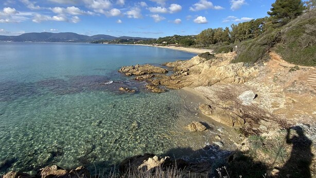 A coastal landscape with clear waters, rocky shorelines, and distant mountains. - Charming air-conditioned house with pool in La Croix-Valmer (La Croix-Valmer)