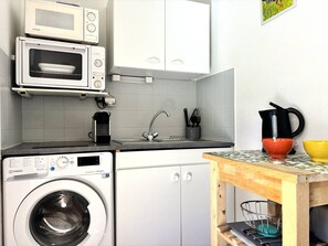 Fridge, microwave, stovetop, coffee/tea maker - Hyères T3 Garden, 4 Pers., Parking, Near Beaches (Hyères)