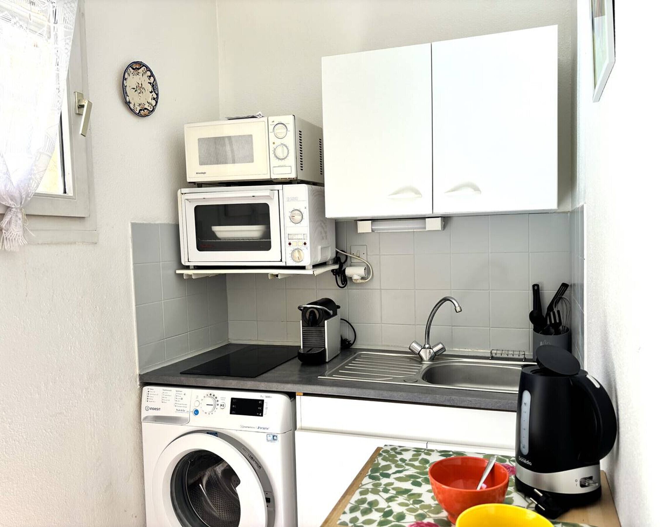 Kjøleskap, mikrobølgeovn, kokeplater og kaffetrakter/tekoker