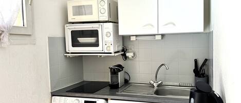 Réfrigérateur, four à micro-ondes, surface de cuisson, cafetiÚre-théiÚre