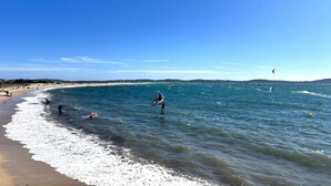 En strand med klare himmel og rolige vand.