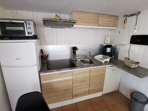 Een koelkast, een magnetron, een oven, een kookplaat