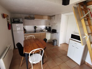 Een koelkast, een magnetron, een oven, een kookplaat