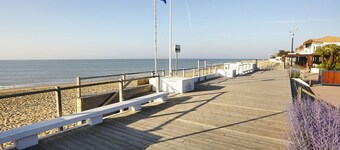 Cottage with pool and parking, near the beach