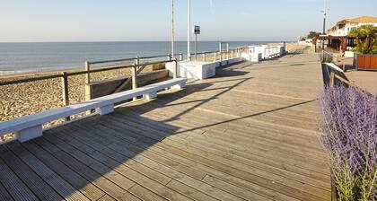 Cottage with pool and parking, near the beach