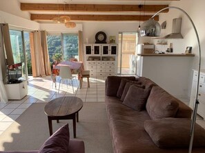 TV - 3-Bedroom House with Private Pool and Sea View (La Croix-Valmer)