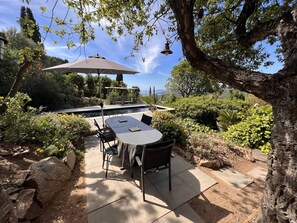 Outdoor dining - 3-Bedroom House with Private Pool and Sea View (La Croix-Valmer)