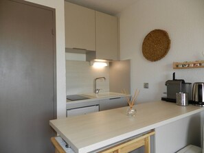 Fridge, microwave, stovetop - 2-room apartment with terrace and parking, La Londe-les-Maures (La Londe-les-Maures)